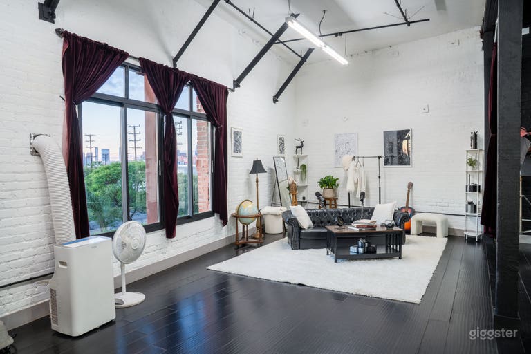  Photo/Video/Podcast Studio in DTLA with equipment and AC 